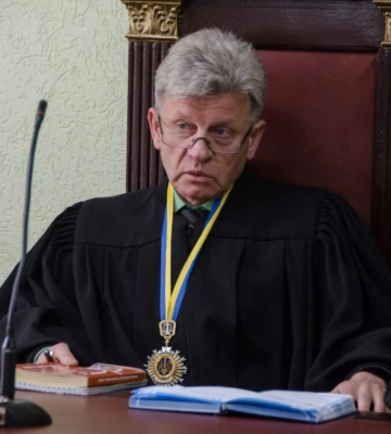 Суд зобов'язав примусово доставити свідка у справі судді з Івано-Франківської області