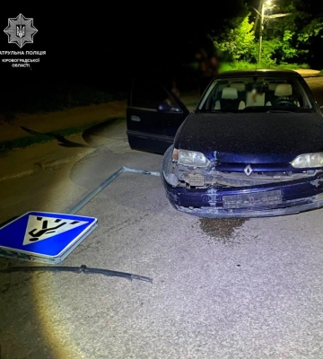 Водійка з ознаками сп&#039;яніння знесла дорожній знак у Кропивницькому
