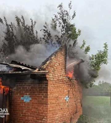 рашисти обстріляли касетними боєприпасами село на Сумщині: загинула жінка