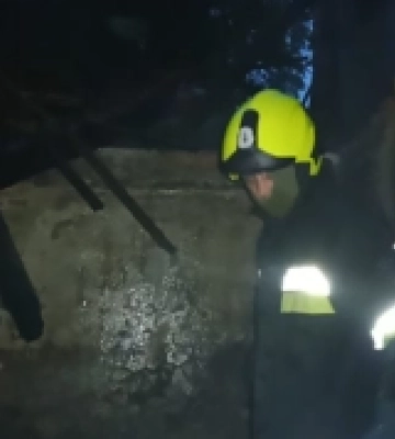 В Ужгороді вночі ліквідували пожежу у занедбаному будинку