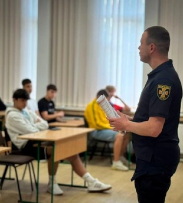 Рятувальники Мукачева та Закарпаття допомагають випускникам обрати майбутню професію