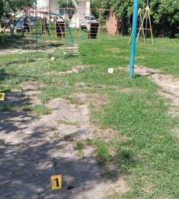 У селі на Харківщині п’яний чоловік стріляв з автомата неподалік дитячого майданчика
