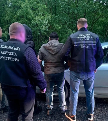 Волинянин віз двох «клієнтів» на Рівненщину, щоб відправити їх нелегально з України, і не довіз