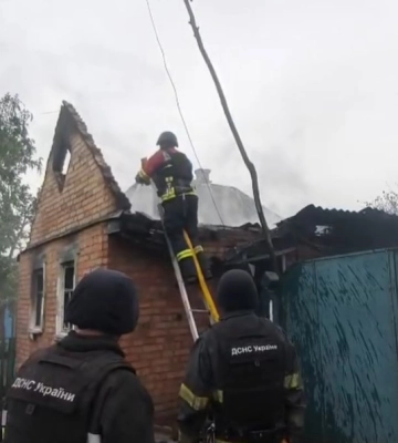 У Миколаївській громаді внаслідок удару касетного боєприпасу загинула жінка, ще одна – поранена
