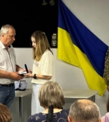У Миргороді вшанували пам’ять загиблих захисників: рідним героїв вручили державні та почесні нагороди