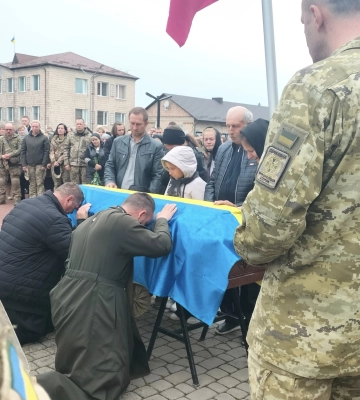 Весільний коровай розділили на кладовищі: на Волині попрощалися з молодими Героєм Сергієм Уляницьким