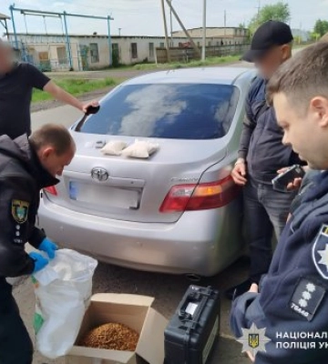 У Первомайську поліцейські затримали молодика за збут наркотиків у коробах з кормом