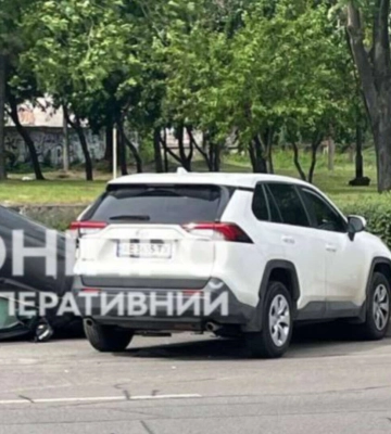 У Дніпрі комунальники врятували людей з перекинутої автівки: деталі ДТП