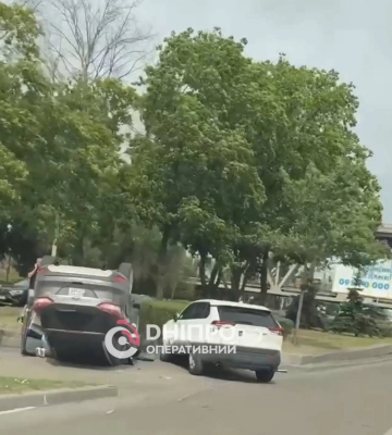 У Дніпрі дерево розчавило легковий автомобіль (відео)
