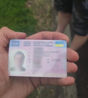 Черкасами їздила автівка без номерів, а у водія були підроблені документи