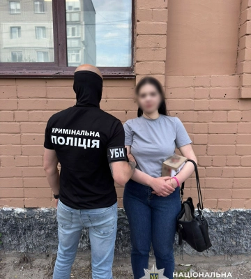 У Чернігові молоду дівчину затримали за обґрунтованою підозрою у збуті психотропів. ФОТО