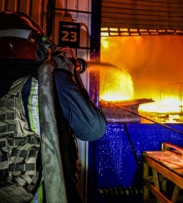 На Харківщині ліквідували масштабну пожежу на підприємстві, яке вночі атакували російські дрони