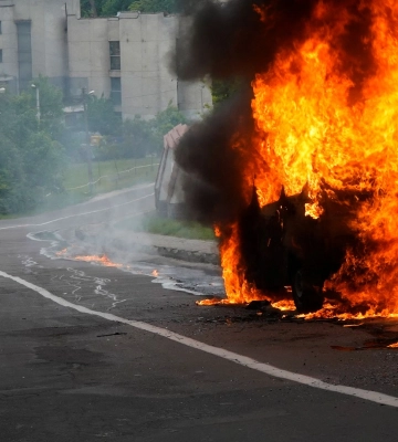 У Львові на ходу спалахнула автівка