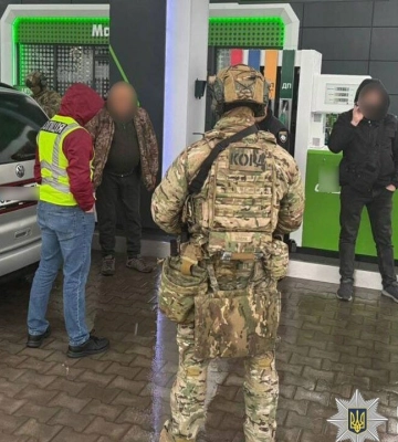 За гроші допомагали військовим тікати за кордон: злочинну групу викрили на Тернопільщині. ФОТОрепортаж