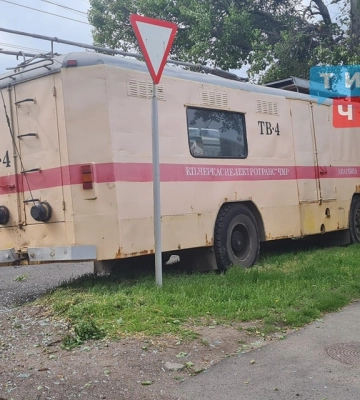 Вантажний тролейбус в’їхав у електроопору та дерева у Черкасах (ФОТО)
