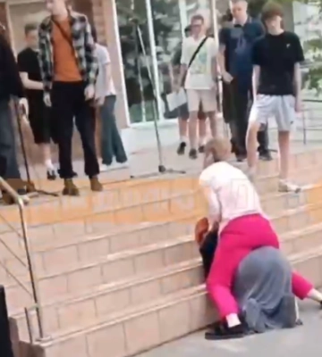 У Дніпрі вчителька побилася з жінкою, яка напала на учнів (Відео)