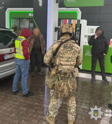 За кордон через &quot;своїх&quot;: ДБР зупинило потік військових з України