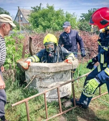 На Київщині надзвичайники врятували козеня, яке вскочило у закинуту криницю