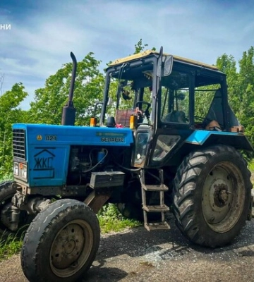 У Балаклії на Харківщині підірвався трактор, який косив траву: водій має контузію