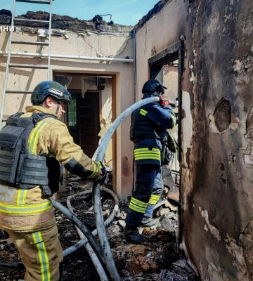 Рятувальники гасили пожежу після влучання ворожого БПЛА в Білопіллі