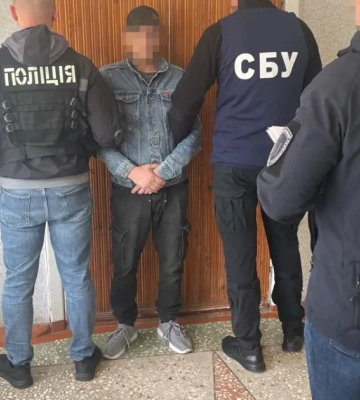 В Донецкой области разоблачили правоохранителя, который перепродавал трофейное оружие