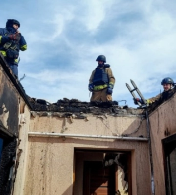 На Сумщині росіяни завдали повторних ударів по будинку, де погасили пожежу рятувальники