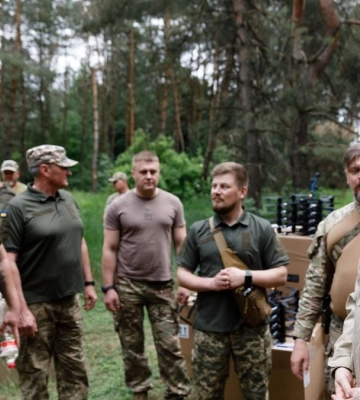 Порошенко передав українським військовим на Сумщині дрони та техніку для оборони