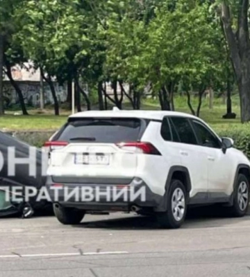 У Дніпрі комунальники врятували людей з перекинутої автівки (ВІДЕО)