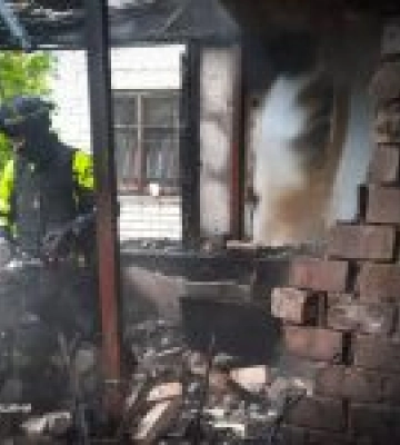 У Херсоні ліквідували пожежу після удару російського дрона по багатоповерхівці