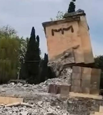 У Львові повалили вхідну стелу на радянському "Пагорбі Слави"