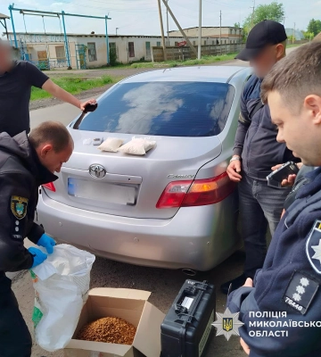 У Первомайську поліцейські затримали молодика, який збував наркотики у коробах з кормом. ФОТО