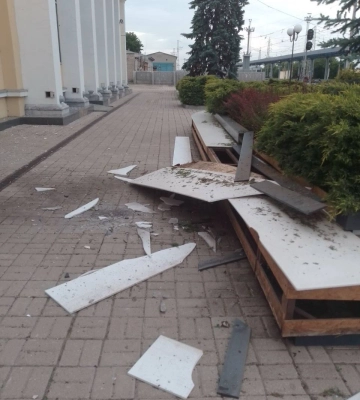 Пошкоджено колії, поїзд та вокзал. Російські війська атакували залізничну інфраструктуру у трьох областях