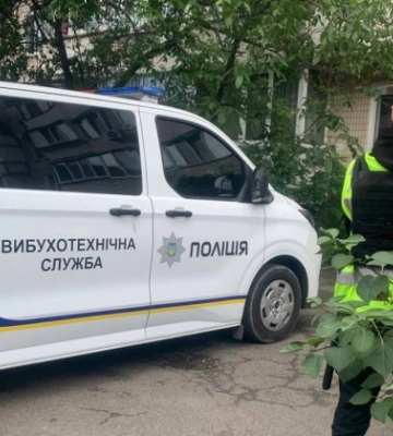 Правоохоронці зʼясовують обставинивибуху біля житлового будинку в Києві