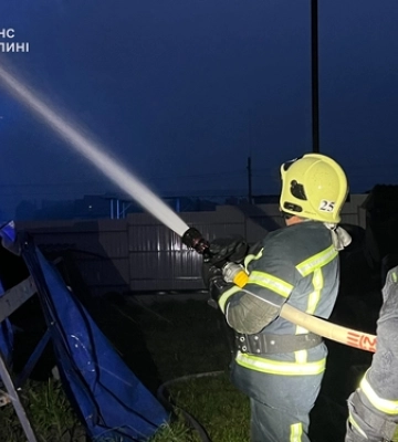 Як гасили жахливу пожежу на Омелянику в Луцьку (фото, відео)