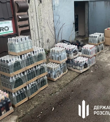 На Рівненщині викрили злочинну групу з виготовлення фальсифікованого алкоголю: серед фігурантів — колишній правоохоронець