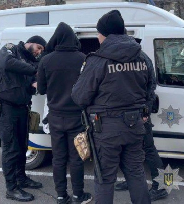 Заволодів майном, погрожуючи ножем: вінничанин скоїв розбійний напад на подружжя в Одесі