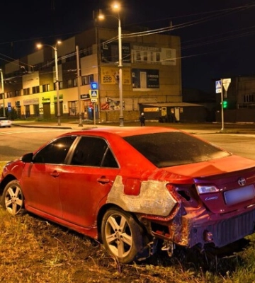 Викрав, розбив і втік: молодик із Чугуєва взяв чужу Toyota та влаштував ДТП у Харкові