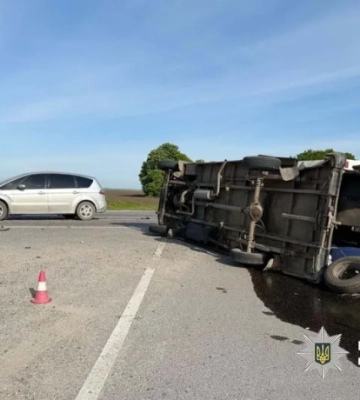 На Тернопільщині перекинувся бус з пасажирами