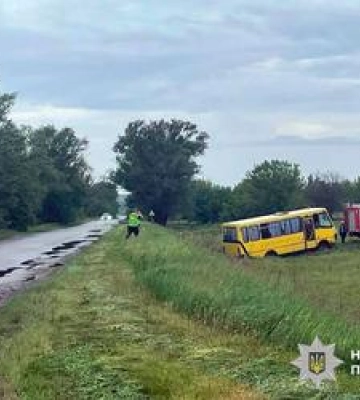 На Полтавщині з’їхав у кювет шкільний автобус, є травмовані