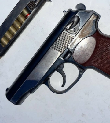 Ходив із зарядженим пістолетом в руці: на вулиці у Дніпрі затримали чоловіка