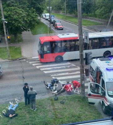 На перехресті у Черкасах електросамокат збив жінку