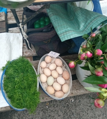 Скільки у Луцьку на ринку коштують домашні курячі яйця