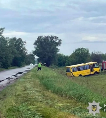 На Полтавщині з’їхав у кювет шкільний автобус, є травмовані