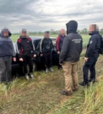 На Одещині ДБР затримало правоохоронця та його спільника, які щомісяця заробляли 80 тисяч доларів на ухилянтах