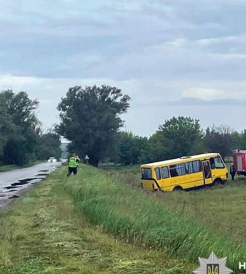 На Полтавщині з’їхав у кювет шкільний автобус, є травмовані