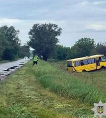 На Полтавщині з’їхав у кювет шкільний автобус, є травмовані