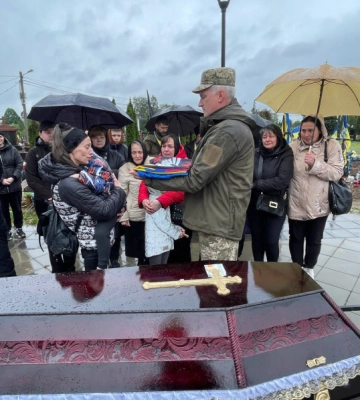 Сьогодні Чернівці попрощалися з Героєм Михайлом Рижиковим