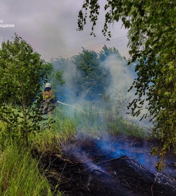 Вогнеборці Сумщини тричі ліквідовували загоряння сухої рослинності (відео)