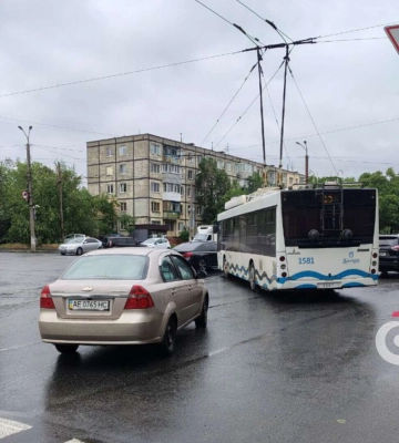 Припарковался посреди дороги: в Днепре водитель парализовал движение троллейбусов