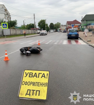 На Київщині юний скутерист врізався у легковик та потрапив до лікарні